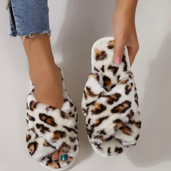 Shoes - Leopard Cross Fluffy Slippers